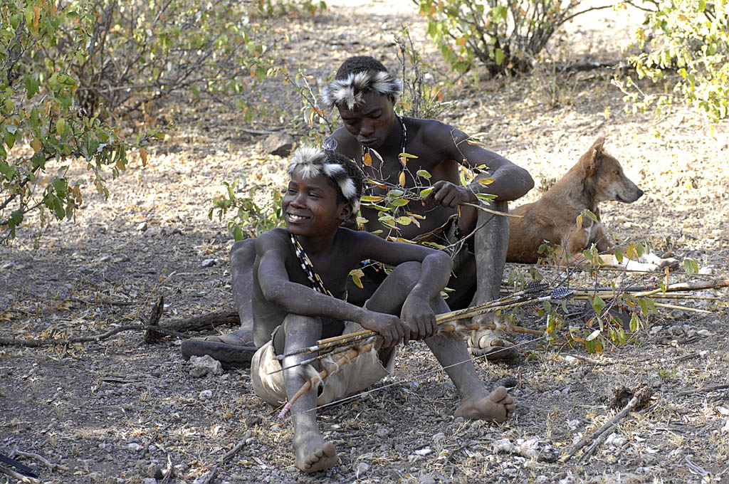 Les jeunes hommes de la tribu Hadzabe se reposent pendant une chasse  matin